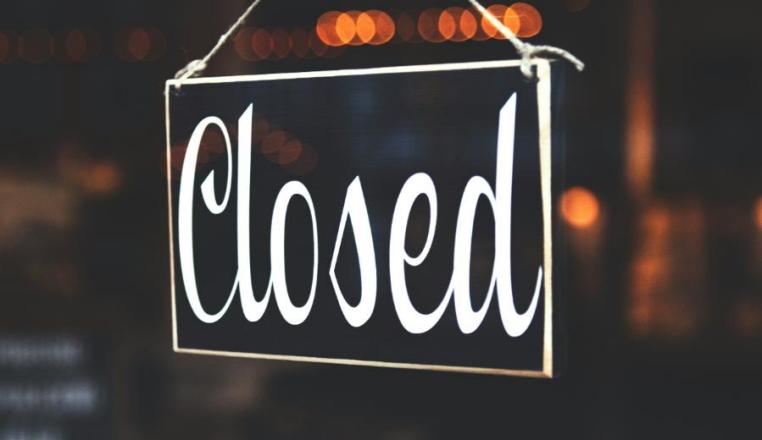 Closed-Schild an einer Ladentür