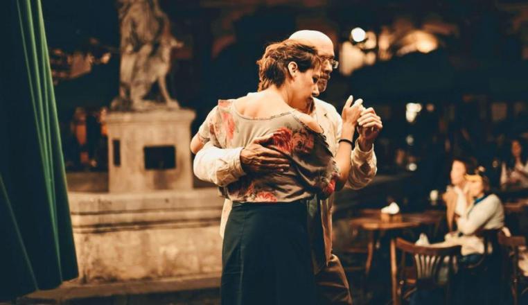 Älteres Paar tanzt Tango
